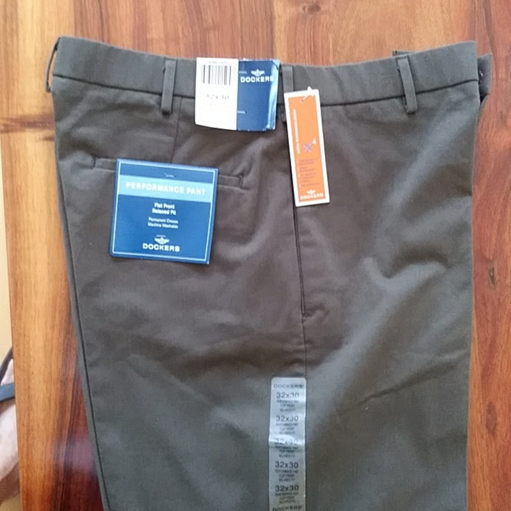 New Dockers 32x30 Flat Front Relaxed Fit Men Pants